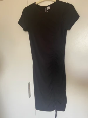 Svart HM klänning  - Svart HM klänning, köpt för 149 kr och säljer den för 130 kr, inte använd, storlek S, material Polyester, Elastane