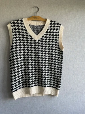 Väst hundtandsmönstrad  - En två år gammal väst som är hundtandsmönstrad. Säljer på grund av att den aldrig är använd. 