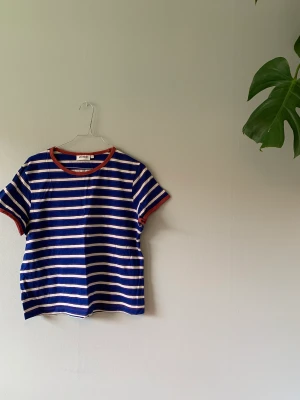 T-shirt från Weekday - Randig tshirt 