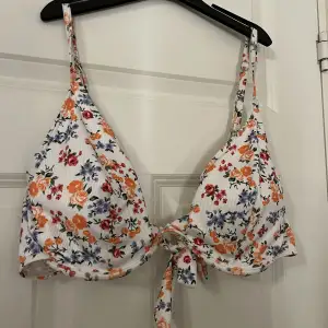 En blommig bikini från Shein,  Köpt för ett år sedan ungefär, Aldrig använd, Jag säljer den för att den inte passar mig.
