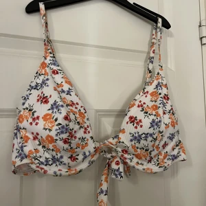 Blommig bikini - En blommig bikini från Shein,  Köpt för ett år sedan ungefär, Aldrig använd, Jag säljer den för att den inte passar mig.