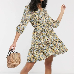 Blommig sommarklänning - Kort klänning från Miss Selfridge. Färgglatt blommig intill själen :D Använd någon enstaka gång. Nyskick mao.  Missade att få med det lilla bandet i midjan på de egna fotona - men det ingår qåklart precis som i första bilden :)