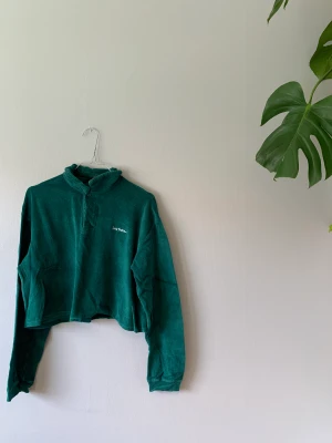 Långärmad ”Lets frans” från Urban Outfitters - I frotté / velour.