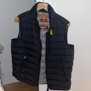 Parajumper väst L - Köpte västen för runt 3 tusenlappen för ett tag sen. Har nu börjat med en annan stil så kändes passande att sälja den till nån som vill fynda för en knappt använd PJ väst.