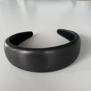 Diadem  - Svart diadem i läderimitation 