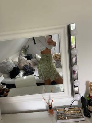 Säljer denna fina kjolen från Vero Moda, jättefint skick!  Storlek M men kan användas på S eller L! 150kr 🥰