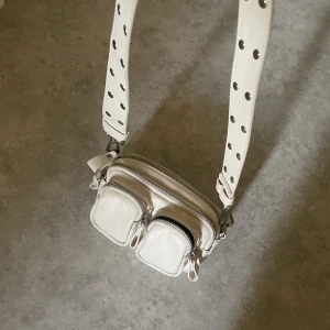 Krämvit väska - Fin väska från Gina tricot med fyra fack! Fint skick. 