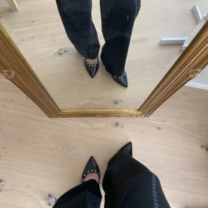 Spets-klackar - Valentino-liknande klackar med spetsig tå och nitar. Superfint till lång byxor!💘 bara att skriva vid frågor🤗