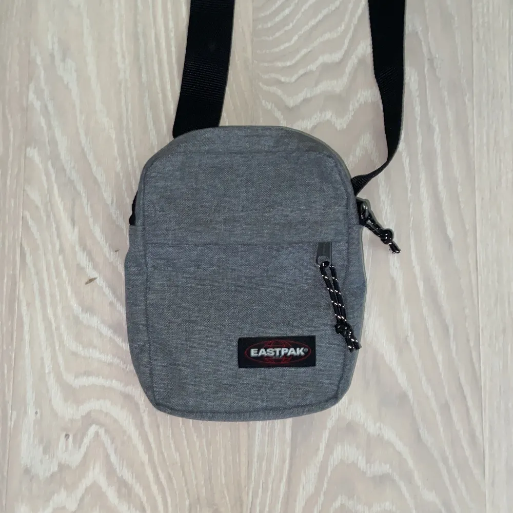 Eastpak cross body bag Nypris 300kr. Väskor.