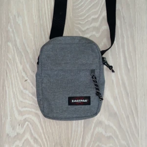 Väska - Eastpak cross body bag Nypris 300kr