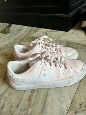 Nike sneakers - I fint skick, man ser lite tecken på att de blivit använda  