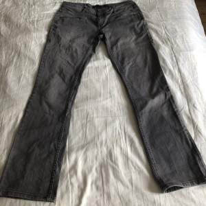 Lågmidjade gråa jeans från ONLY❤️ superbra skick med coola detaljer på framfickorna🤩 Midjemått: 43cm Innerbenslängd: 76cm
