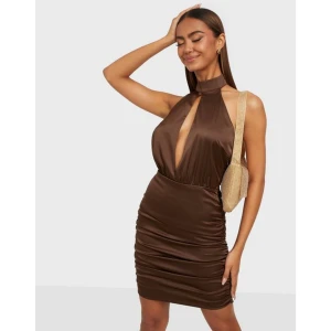 Bianca X Nelly Satinklänning - Storlek 34  Har lyckats göra den nopprig i tvätten på framsidan (se bild 2), därav priset. I övrigt inga defekter. 