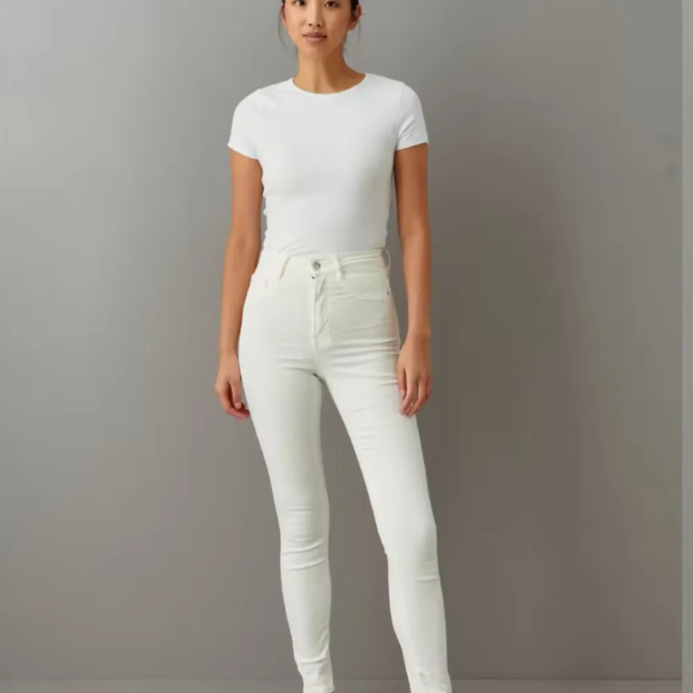 Ett par stretchiga, offwhite MOLLY-jeans från Gina Tricot, stl XS - i nästintill nyskick (har inget att anmärka på, är endast använda någon enstaka gång): . Jeans & Byxor.