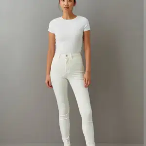 Ett par stretchiga, offwhite MOLLY-jeans från Gina Tricot, stl XS - i nästintill nyskick (har inget att anmärka på, är endast använda någon enstaka gång): 