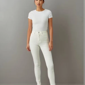 Vita MOLLY-jeans, stl XS - Ett par stretchiga, offwhite MOLLY-jeans från Gina Tricot, stl XS - i nästintill nyskick (har inget att anmärka på, är endast använda någon enstaka gång): 