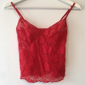 Röd Topp - Jättefint spetstyg! Säljer en till nästan idenstisk ❤️