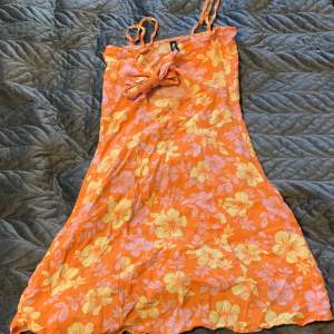 Orange super söt sommarklänning som är justerbar i bystet. En mini dress som även kan kommas i användning för fester. Inga defekter och använd fåtal gånger 💓