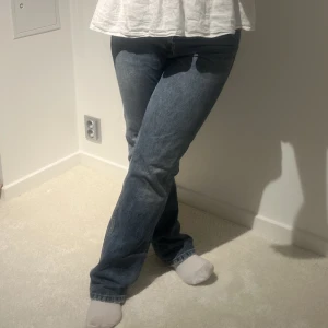 Jeans från Zara i fint skick. Midwaist, säljer då dom inte längre kommer till användning tyvärr!  - Jeans från Zara köpta förra året. Har inte används jätte mycket dock och är i ett fint skick. Jeansen är midwaist!