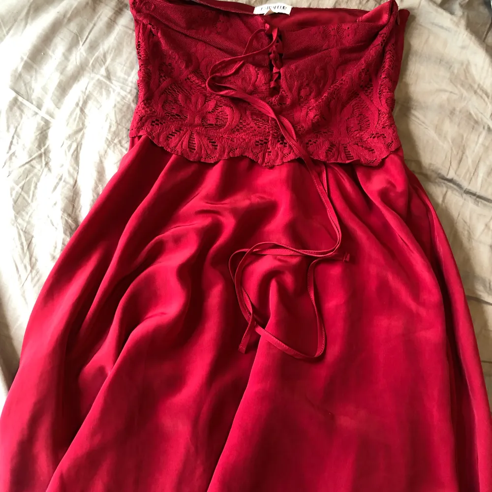 Jätte fin röd klänning, det är xs men funkar som s då man kan knyta den fram. Klänningar.