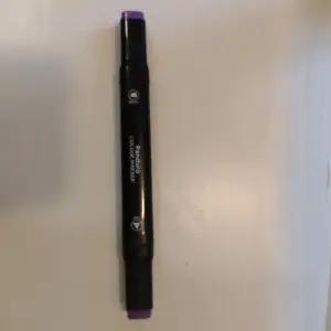 En lila tush penna från Panduro, använd några få gånger, men funkar lika bra som en ny. Det finns två ändar  på pennan så att man kan välja om  man vill rita tjockare, eller tunnare. 10 kr plus frakt. 💙