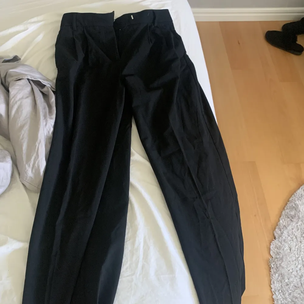Fina svarta kostymbyxor från BERSHKA, har en vit kant på innersidan så man kan ha både upp vikt eller som vanligt, knappt använda . Jeans & Byxor.
