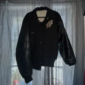 Tuff varsity jacka med strukturerade läderfärgat🖤🖤 Jackan har guldig text/detaljer framtill och på ryggen. jackan köptes på ”pop Stockholm” för ca 2 år sedan för 1100kr, skriv för fler bilder💕