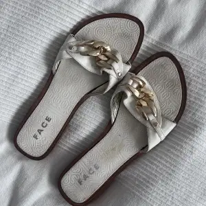 Jättefina sandaler med fin detalj!🌟✨ Köpta för 399kr