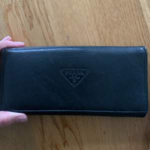 Säljer denna söta plånbok som är köpt på en secondhandbutik, därav mycket osäker om den är äkta eller inte. Plånboken är i äkta läder.🩷
