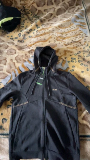 Hugo boss kofta - Helt ny knappat använd, tag allt finns säljs för 800  köpt för 2200kr storlek L/ M  