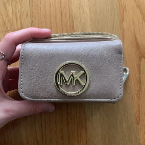 Söt plånbok  - Super söt plånbok i ”smutsrosa” färg. Plånboken är liten men rymlig. Inte äkta🩷