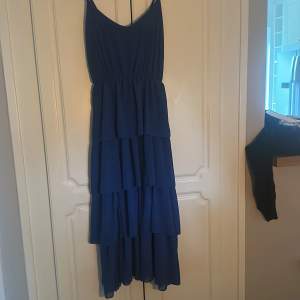 En superfin lite mörkare blå klänning som är använd 1 gång, i stolek M! (Frakt ingår inte)