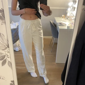 Bikbok byxor - Fina lite kostym acktiga (men i lite skönare material) byxor från bikbok i storlek xs💗