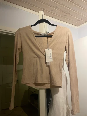 Oanvänd topp nakd - Helt oanvänd topp ifrån NA-KD med prislapp kvar. Supersnygg och sval till sommaren. Skriv för frågor!!