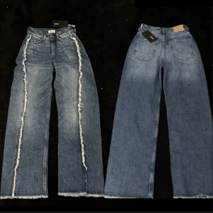 Helt nya jeans från weekday. - Köpte dessa byxor från weekday, men måste sälja då de är för små (passar vid benen men kan inte knäppa i midjan). De är jätte fina helt nya jeans med cool design, finns inte längre att köpa och orginal priset låg på 600-700kr.