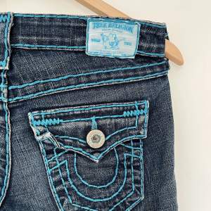 Skitsnygga mörkblå jeans med turkos-blåa sömmar och är typ straight leg/bootcut, som inte används för har andra😊 Midjemått: ca 78 cm, innerben: 80 cm💞