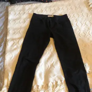 Lågmidjade svarta straight leg jeans från Gina. Midja 31~ storlek M.