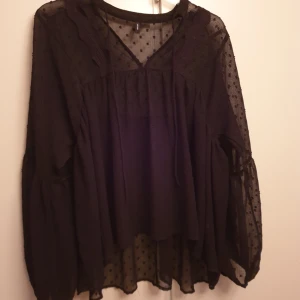 Blus - Säljer denna blus från vero moda i storlek M. Säljs för 50kr+frakt