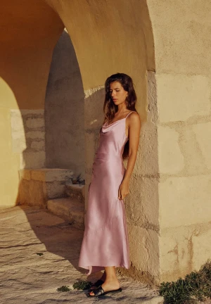 Klänning - Rosa långklänning från Zara. Aldrig använd, endast provad, med prislappen kvar. Helt slutsåld i butik och på hemsidan. Sista bilden är en egen bild där jag själv har på mig klänningen.