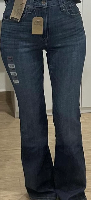 Levi’s bootcut jeans  - Jätte fina byxor har aldrig tagit på mig dom på bilden är det min vän som fick ta på sig den för referens. Anledningen till varför jag säljer den är för att den inte passar mig men dom ör jätte fina och bra kvalite. Original pris = 790