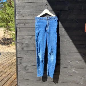 Blåa jeans - Blåa jeans med avklippt nederkant.