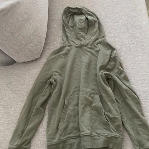 Hoodie - Basic hoodie från H&M passar till allt och xs s m i stolek