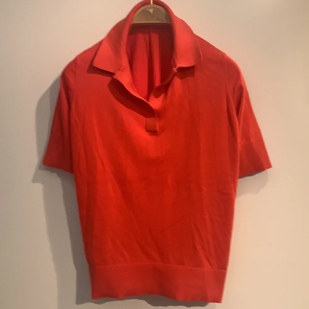 Hej röd COS tröja storlek M. T-shirts.