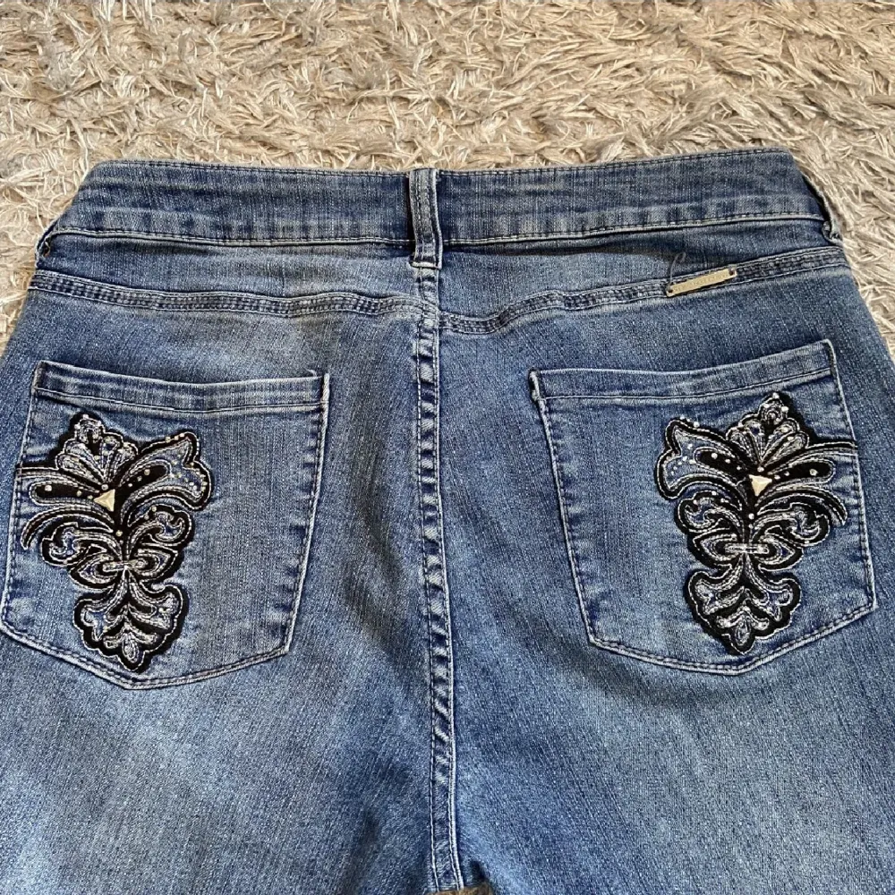 Säljer ett par jätte snygga bootcut lågmidjade jeans från märket NY&C❤️original priset var ca 500. midjemått rakt över: 35 cm innerbenslängd: 80cm. Jeans & Byxor.