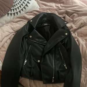 Leather jacket - HELT OANVÄND! skinnjacka den har vilat i en garderob i en vecka och därmed i nyskick. Storlek xs passar s beronde på vilken passform man vill ha! Pris kan diskuteras vid snabb affär. Köpt för 559 säljer för 300 kr skärp medföljer. 