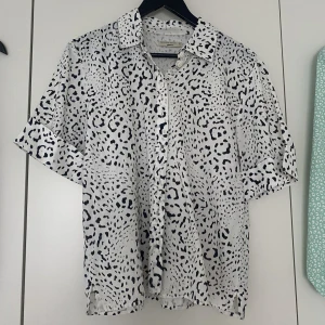 Skjorta linnemix  - Tunn skön skjorta i linnemix, perfekt för sommaren! Använd men i gott skick!