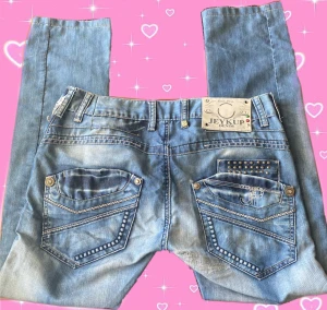 2000s vintage jeans - Köpte dessa snygga jeansen på Plick men tyvärr passade inte mig (midjemått 75cm innerbensmått ca 80cm). Den har jätte vacker fickdesign. Jeansen har slitningar nära inre låren men går att fixa! ⋆ ˚｡⋆୨♡୧⋆ ˚｡⋆
