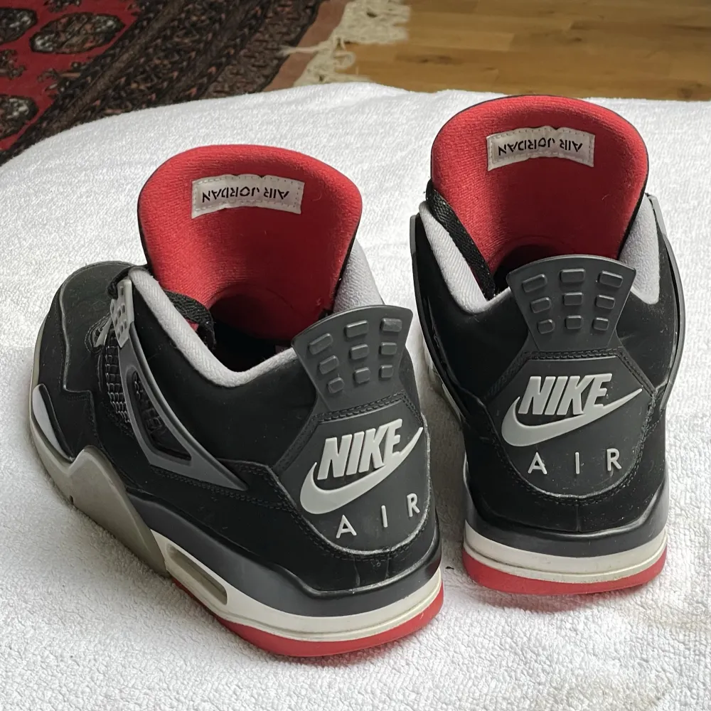 Jordan 4 Retro Bred (2019) i bra använt skick. Lätt creasing och lätt slitage på undersidan av sulorna. Skriv för fler bilder! Orderbekräftelse finns & pris kan diskuteras.. Skor.