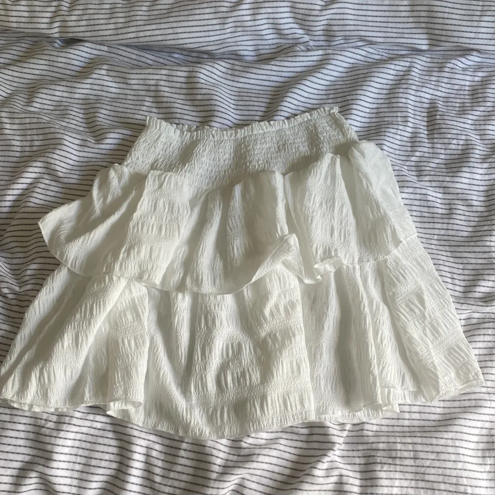 Säljer en jättefin vit kjol, säljer för att jag redan har en vit kjol så tänkte att den här kan komma till användning. . Kjolar.