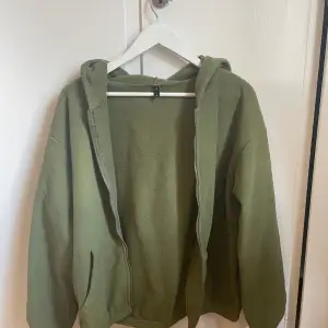 Grön hoodie från Zaful, passar strl S/M. Inte alls mycket använd